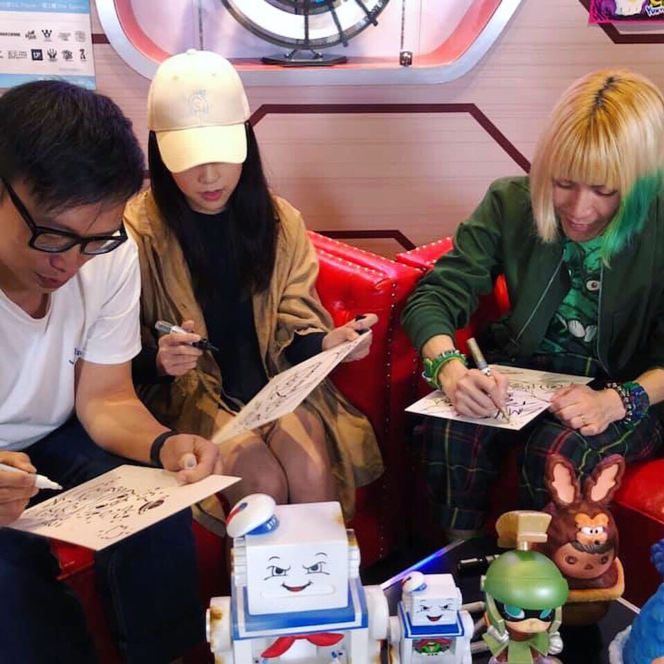 harikenjp's tweet photo. 【 #ArtVinylHK2019 】
⠀
香港のネットTV、 #玩具TV イベント直前特集回収録🐢つたない英語で言葉では伝えきれなかったことと思います💦いつも感謝しかない友人のEricはじめ、香港の仲間、はじめましての皆さま、スタッフの皆さまとの楽しい時間でした🐢非常感謝🤟😸💚
⠀
#EricSo
#ToysTV
#HARIKEN https://t.co/S0ued9ub4I