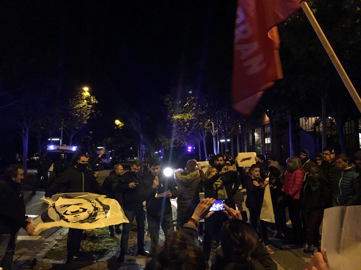 "A l'Estat espanyol #LiDiuenDemocràciaINoHoÉs i l'exemple més cruel és que té segrestats 5 companys a la presó de Ponent (i desenes arreu del país). Avui també els farem arribar la nostra solidaritat!"