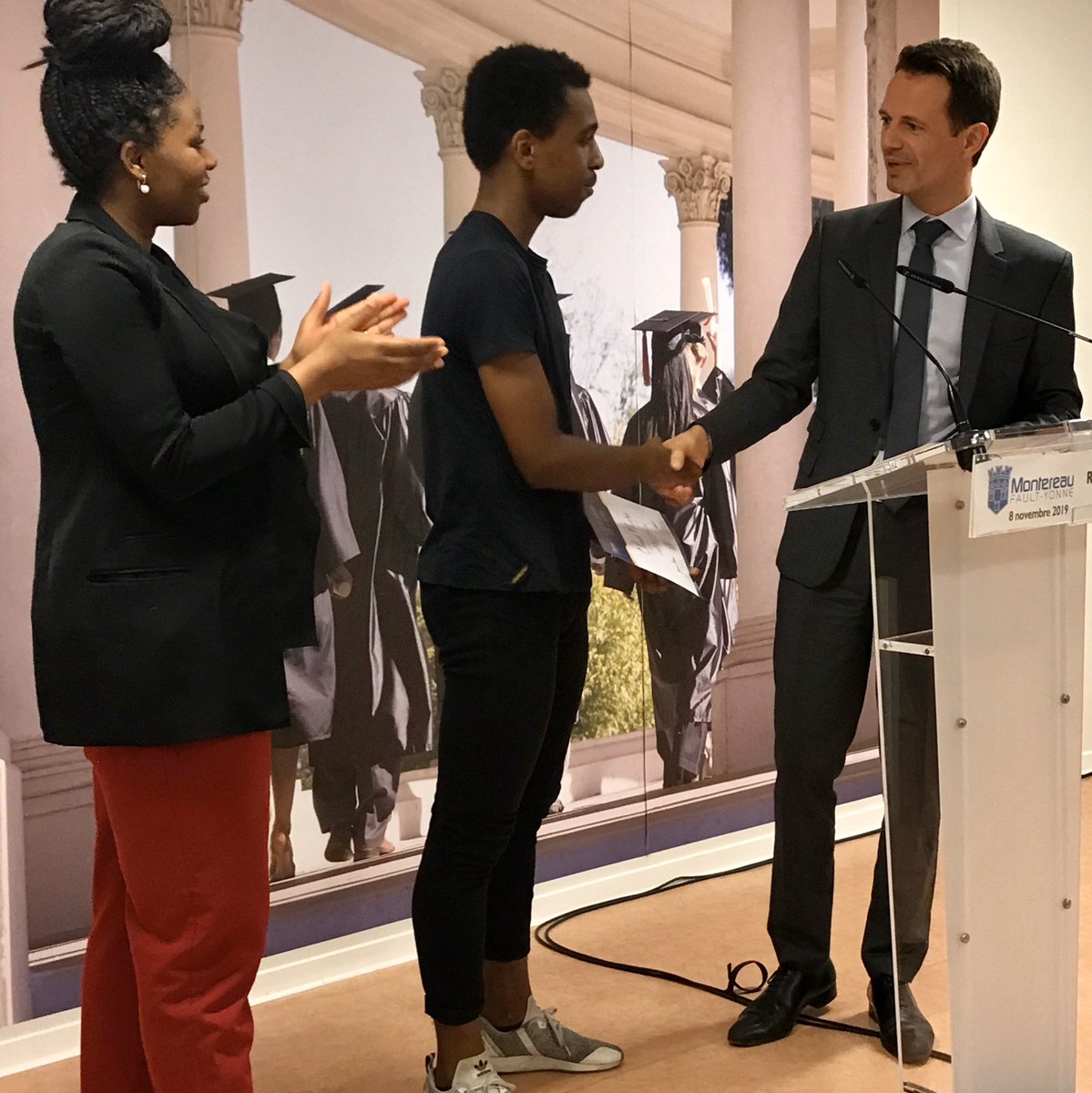 jamescheron's tweet photo. 👨🏼‍🎓 Cérémonie d’accueil des nouveaux étudiants et de félicitations aux anciens à la @DigitalAcademie de #Montereau. 42 étudiants pour la promo 2019/2020 en DAEU, BTS ou Bachelor. La DA, un #TiersLieux d’enseignement à distance innovant inventé par @yvesjego à Montereau ! https://t.co/AhRJ2sShDj