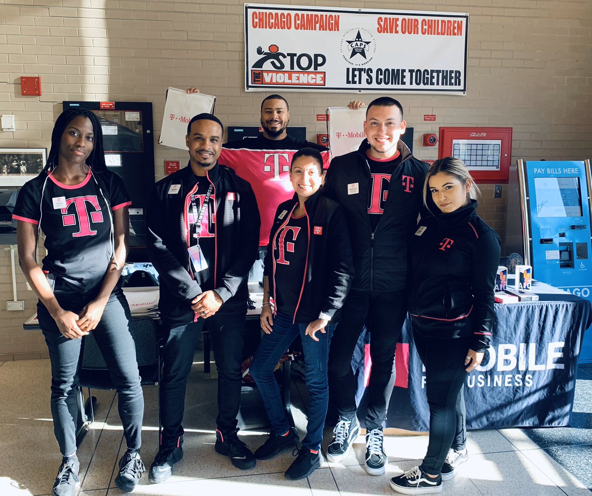 🚓🚨Your favorite @TmobileTruckCHI is at the 22nd Chicago Police Department! 🚨🚓 💥Stop by and sign up for your #FirstResponderDiscount💥