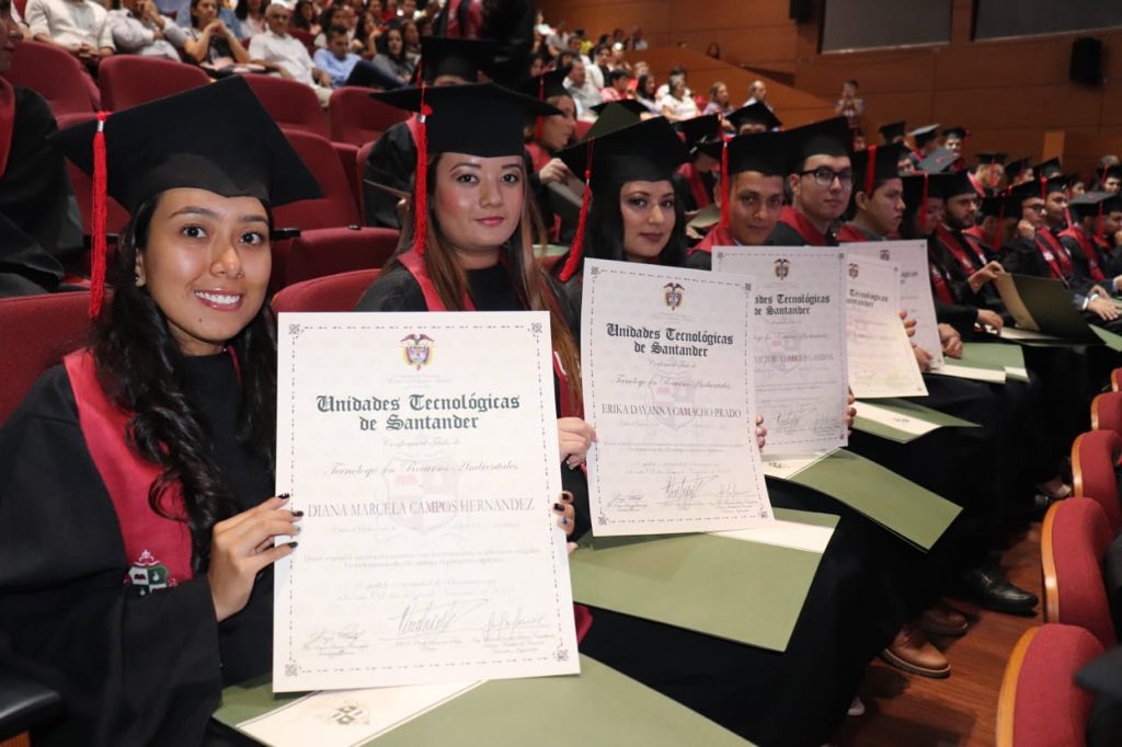 Unidades_UTS's tweet photo. #GradosUTS Bucaramanga - Ceremonia I (8-11-19) 🎓📜
El rector #UTS, profesor PhD. @olengerke, graduó a 83 estudiantes que concluyeron con éxito su formación tecnológica en las Unidades Tecnológicas de #Santander.
Detalles ➡️ https://t.co/sc4MpW9sR4
#SoyUteísta 🍏 https://t.co/r0zJjRsxJM