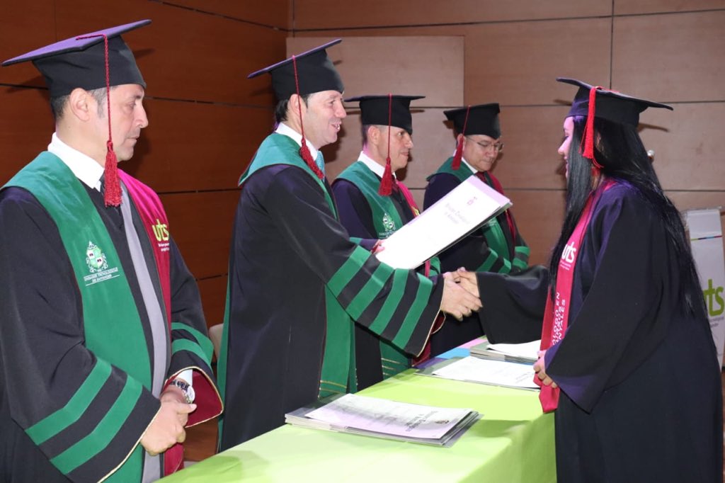 Unidades_UTS's tweet photo. #GradosUTS Bucaramanga - Ceremonia I (8-11-19) 🎓📜
El rector #UTS, profesor PhD. @olengerke, graduó a 83 estudiantes que concluyeron con éxito su formación tecnológica en las Unidades Tecnológicas de #Santander.
Detalles ➡️ https://t.co/sc4MpW9sR4
#SoyUteísta 🍏 https://t.co/r0zJjRsxJM
