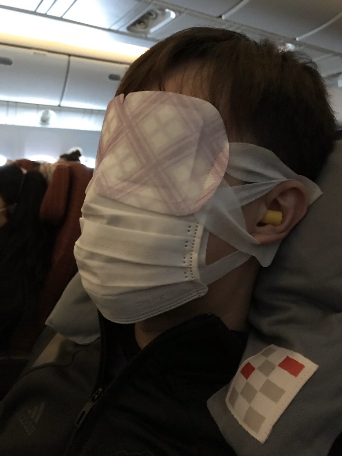 せんとす ちなみにつつみさんが飛行機の中で撮ってくれた自分の写真です アイマスク マスク 耳栓のフルアーマーせんとすです 海外行く時は基本こんなかんじですね 起きてる間はずっと鬼滅の刃読んでました面白い T Co Ekpglhrjlp Twitter せんとす ちなみにつつみさんが飛行機の中で撮ってくれた自分の写真です アイマスク マスク 耳栓のフルアーマーせんとすです 海外行く時は基本こんなかんじですね 起きてる間はずっと鬼滅の刃読んでました面白い T Co Ekpglhrjlp Twitter