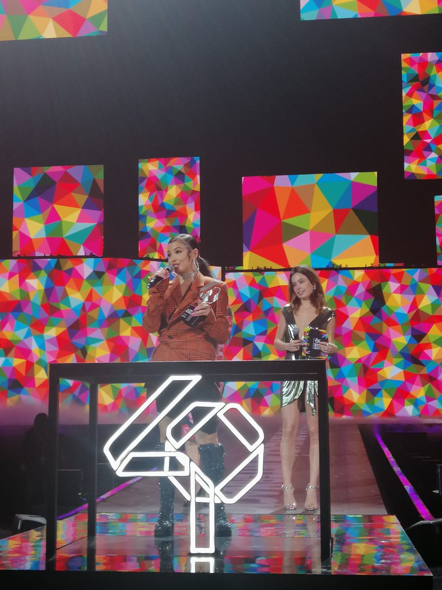 UniversalSpain's tweet photo. ¡Enhorabuena @Mabel! Artista Revelación Internacional #LOS40MusicAwards https://t.co/byWm0SZsaI