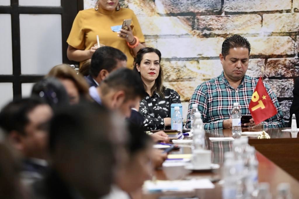 jguerreromaya's tweet photo. Junto con legisladoras y legisladores locales🤝, nos reunimos con el Coordinador de @DiputadosPTLXIV, @ReginaldoSF_PT, y con el Diputado @OscarGonzalezYa para discutir la homologación constitucional que dotará a todo el país de una verdadera Ley General de Educación.📚🍎 https://t.co/w6gDFZwoGB
