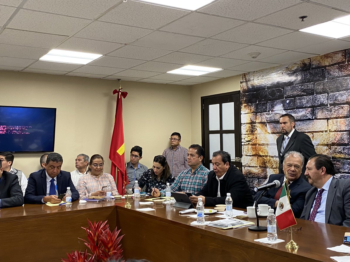 jguerreromaya's tweet photo. Junto con legisladoras y legisladores locales🤝, nos reunimos con el Coordinador de @DiputadosPTLXIV, @ReginaldoSF_PT, y con el Diputado @OscarGonzalezYa para discutir la homologación constitucional que dotará a todo el país de una verdadera Ley General de Educación.📚🍎 https://t.co/w6gDFZwoGB