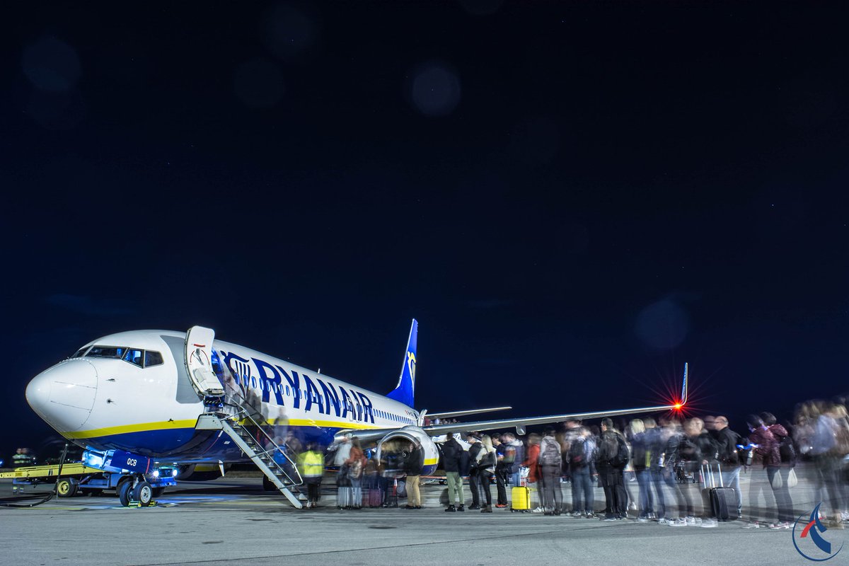 NisAirport's tweet photo. Večeras smo svečano dočekali prve putnike #Ryanair-a iz Malte. Da je ova linija ispunila naša očekivanja govori i podatak da se za prvi let tražila karta više.  Do Malte možete leteti svakog ponedeljka i petka, a cena karte se kreće već od 12,99€. 
#INI🇷🇸 ✈️ #MLA🇲🇹 https://t.co/AfKsHV21VW
