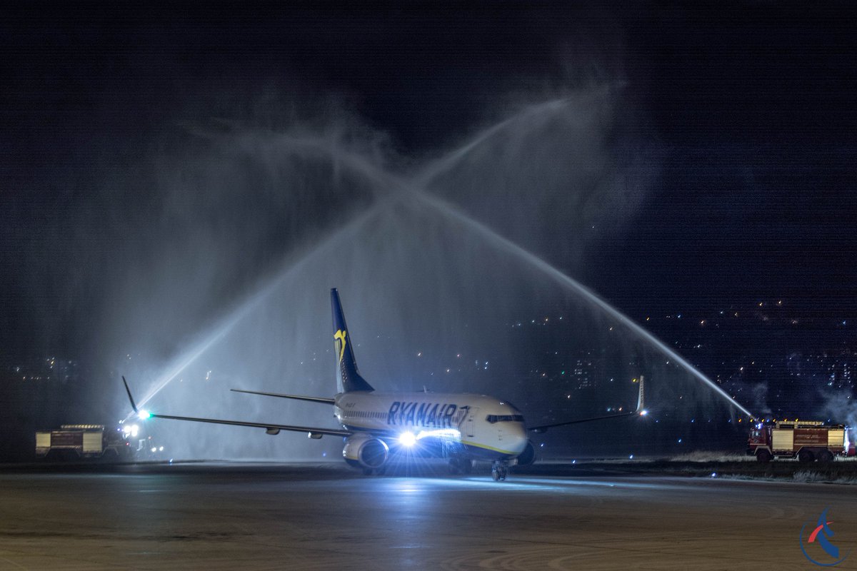 NisAirport's tweet photo. Večeras smo svečano dočekali prve putnike #Ryanair-a iz Malte. Da je ova linija ispunila naša očekivanja govori i podatak da se za prvi let tražila karta više.  Do Malte možete leteti svakog ponedeljka i petka, a cena karte se kreće već od 12,99€. 
#INI🇷🇸 ✈️ #MLA🇲🇹 https://t.co/AfKsHV21VW