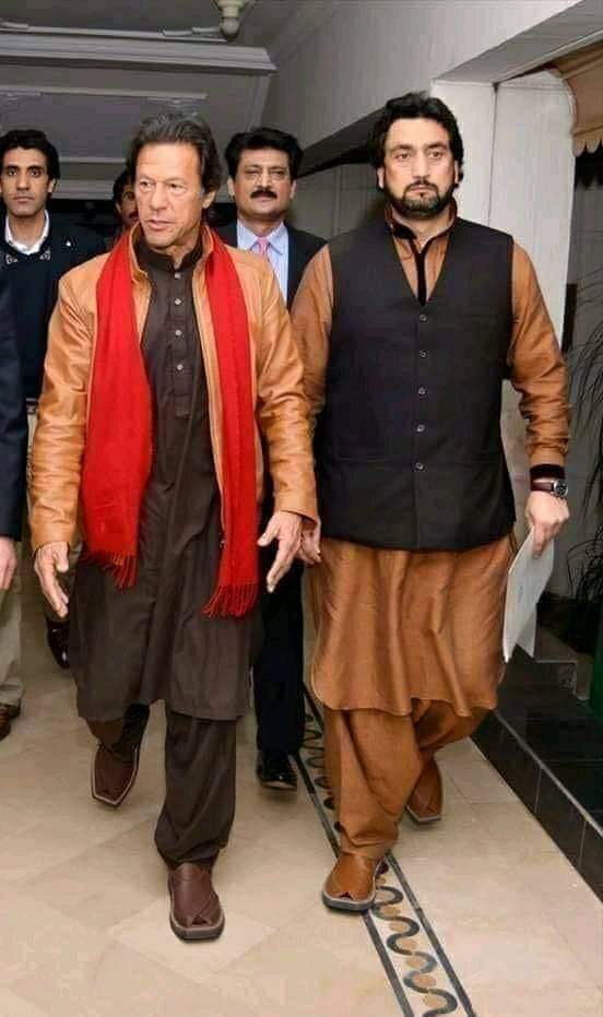 عمران خان اس دن کیلئے 22 سال جدوجہد کیا تاکہ مجھے موقع مل جائے کہ میں اپنے عوام کیلئے کچھ کر سکوں اور چوروں کو عوام کے سامنے پیش رکھوں آور وہی کیا ہوا اللہ تعالیٰ کے حکم سے آور ابھی مولانا فضل الرحمن کے کھنے پر استعفیٰ دیدے ھھھھھھ  استعفیٰ