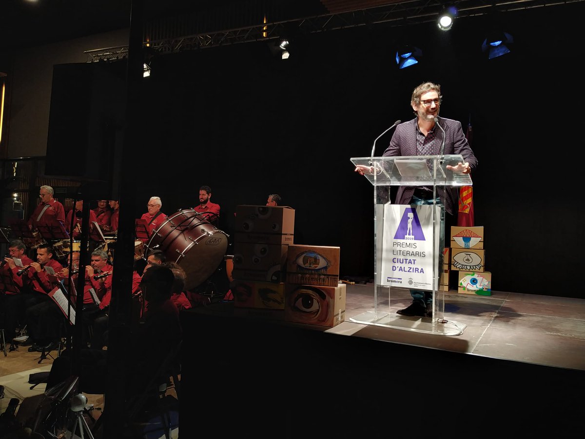 bromera's tweet photo. Ara sí! 🎉🙌📣 @EugeniAlemany dona pas a la #primerapart del lliurament de la XXXI edició dels Premis Literaris Ciutat d’Alzira! Comencem @AjuntAlzira! #PLCA2019 📚🏆 https://t.co/jctxVV24bn