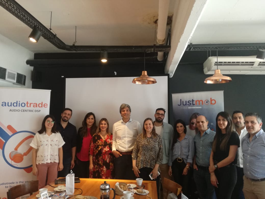 audio_ad's tweet photo. Todo un éxito la primera jornada del #Audio &amp; #Mobile Day con nuestro team ejecutivo en #BuenosAires presentando todas las últimas tendencias en #audioadvertising y #mobile 🎙️🎧📲 #adtech #CisnerosInteractive https://t.co/gmFiM2xoQg