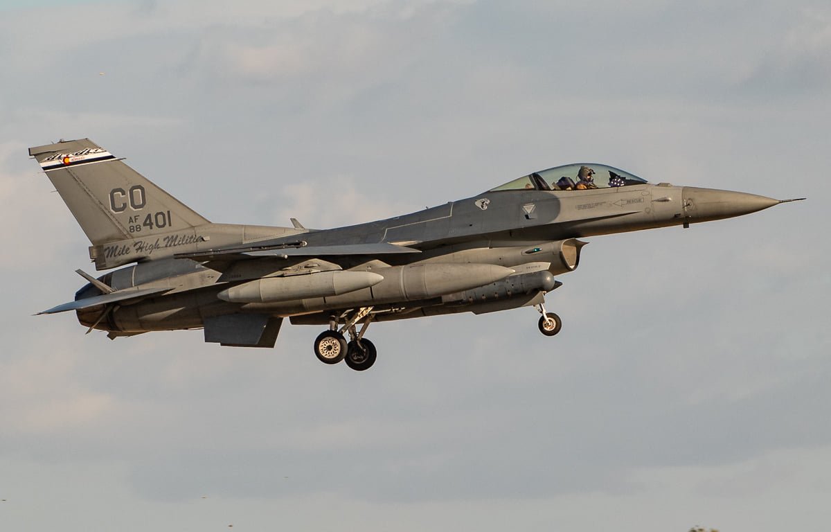 scramble_nl's tweet photo. On 5 and 6 November 2019, twelve Wisconsin and Colorado ANG F-16Cs were seen transiting Morón (Spain) back to the CONUS. Read more at https://t.co/1NgOciNnq0 (photos Ian lane)
#avgeek #USAF #F16 #FightingFalcon #Viper #455thAEW #176thFS #120thFS #Afghanistan #Wisconsin #Colorado https://t.co/aMoqY9Uknj