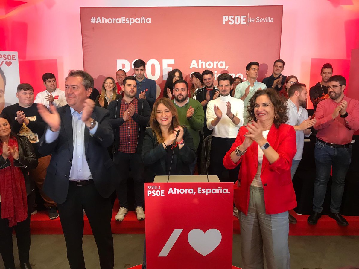 nicadichiara's tweet photo. Acabamos de cerrar la campaña electoral del @psoedesevilla en un acto cargado de argumentos y emociones junto a @JuanEspadasSVQ y @mjmonteroc. El #10N Sevilla volverá a tener la mayor victoria socialista de nuestro país para hacer presidente a @sanchezcastejon #AhoraSí https://t.co/mIa2DSv8fd