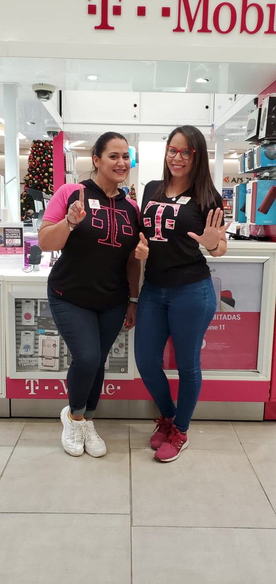 TFB Party just started in Plaza Centro Kiosk!!! ME Yaritza Rodriguez with 16 new T-Mobile For Business activations!!! #TFB #tmobile #tmobilepr #plazacentrokiosk #caguas @EdFelicianoG @arlyne_marrero @WencyBaerga @TMobilePR @TMobile