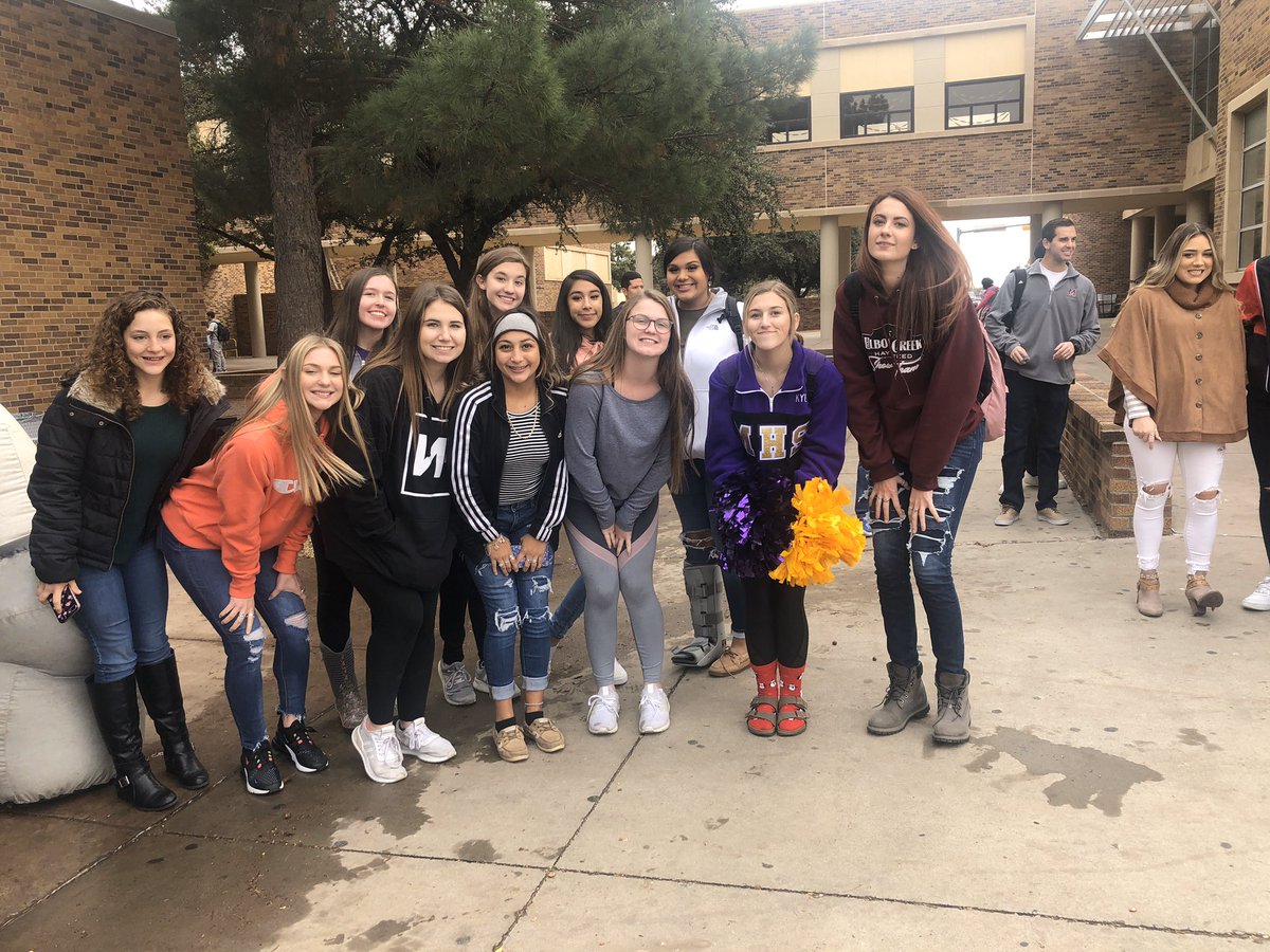 NavarreteMi's tweet image. Good luck to @MidlandHighVB we will be cheering you on from home! #pupsup #playoffs #arearound 💜🏐💛