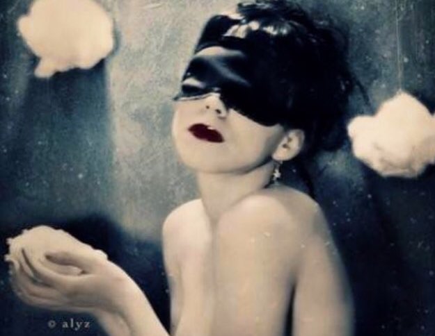JwPrebich's tweet photo. #ff #writers

nobody
has ever measured
not even poets
how much the heart can hold

— zelda fitzgerald https://t.co/fTpZaQs2PE