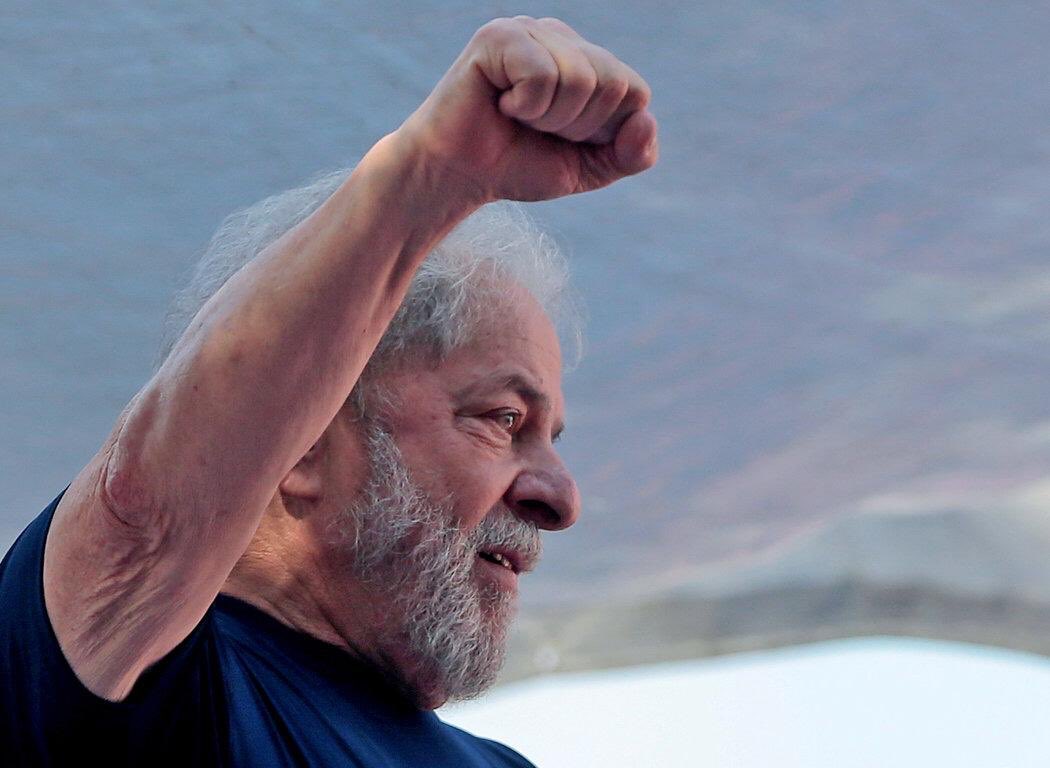 Conmueve la fortaleza de @LulaOficial para afrontar esta persecución (solo esa definición le cabe al proceso judicial arbitrario al que fue sometido). Su entereza demuestra no solo el compromiso sino la inmensidad de ese hombre.
¡Viva #LulaLivre!