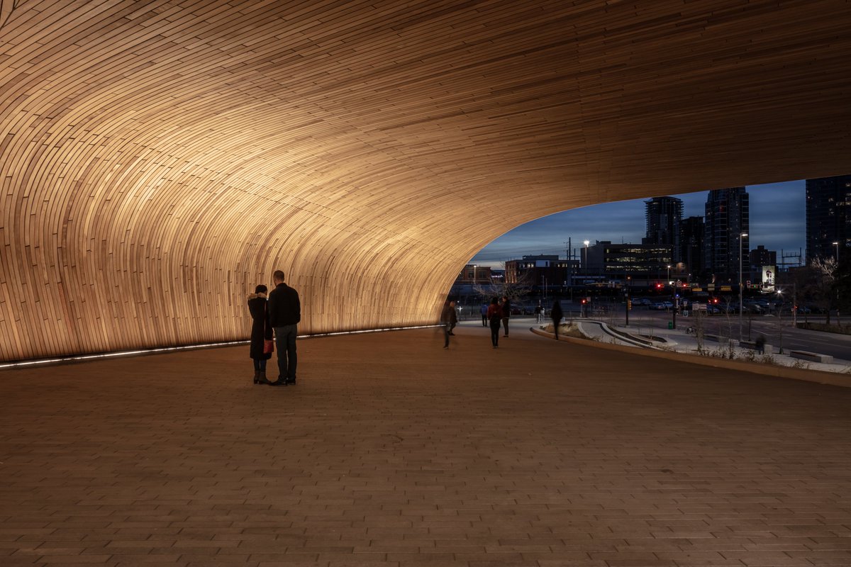 StructureCraft's tweet image. We recently got our hands on several new beautiful shots of Calgary's Central Library from @jpformat #woodsoffit #freeformtimber @calgarylibrary @snohetta @StuartOlsonInc #complexgeometry #gh3d #timberengineering