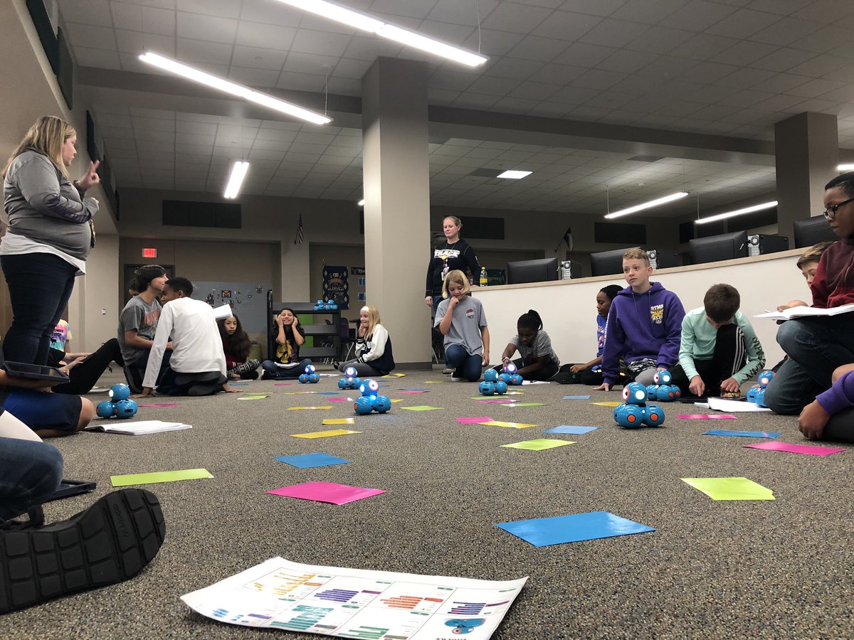 RTMSThundercats's tweet photo. 6th grade ELA class programs robots to find words to write a story. https://t.co/rBtK6uGu0L