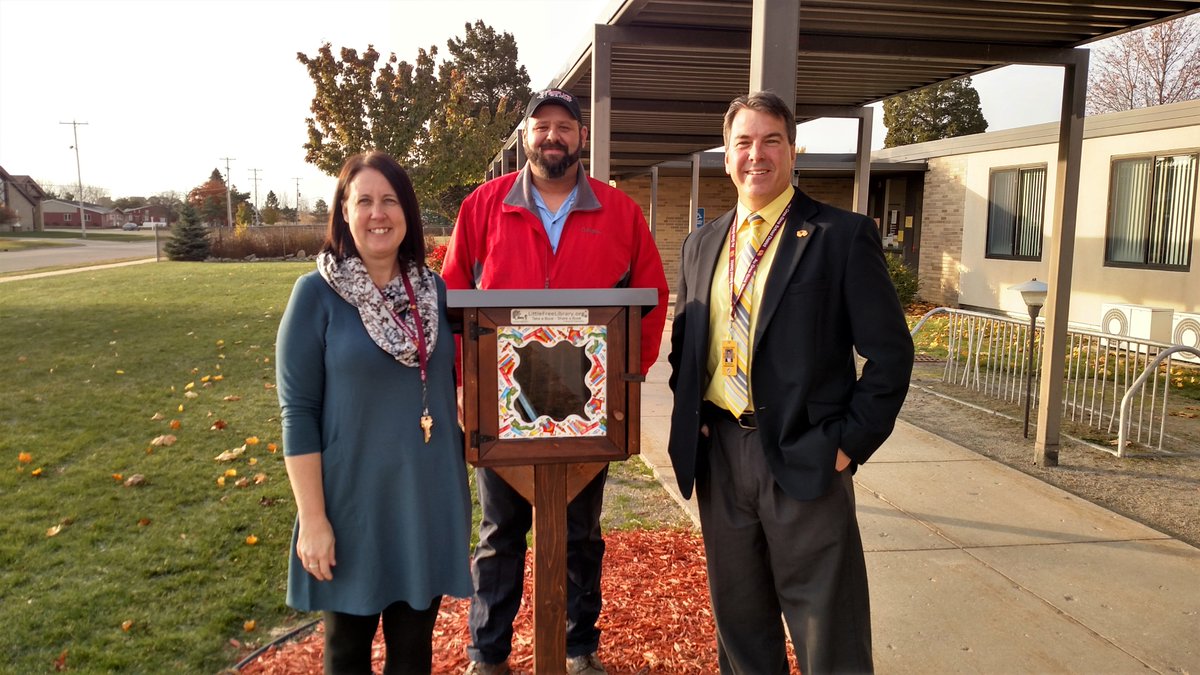 JeffreyJCollier's tweet photo. In #literacy partnership with @BAISD, Au Gres-Sims Installs Free Little Library on @AGSschools Campus.  Read full News Release here:  https://t.co/rJg6S55fzx​  #WolverinesLead #CultureOfReading @LitCoachHill @DebKadish  @mrsgoaley https://t.co/qF2sFa8qCV