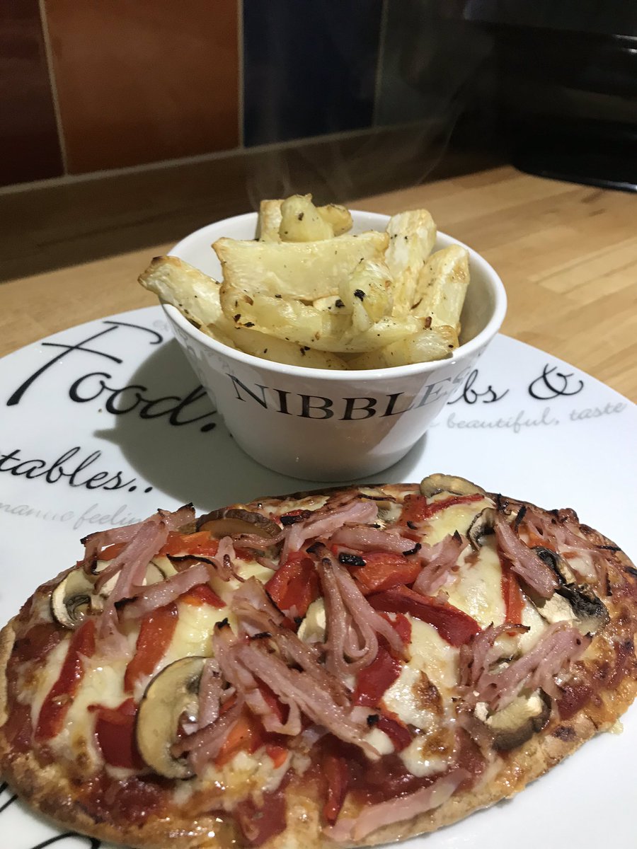 DebbieScrivene1's tweet photo. #homemade #pitta #pizza #celeriacchips #healthy #salad π₯° https://t.co/OfvLZQuzxP