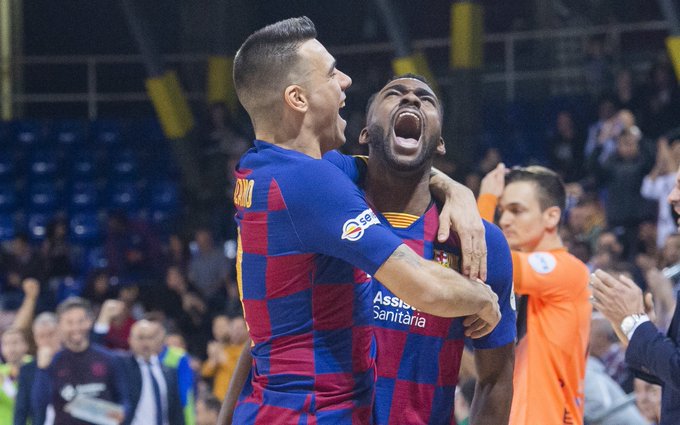 El Barça se impone de manera contundente al Burela

Con hattrick de <a href="/sergiolozano09/">sergio lozano</a> y doblete de <a href="/Arthurgsf17/">Arthur Guilherme</a> victoria del conjunto azulgrana en el Palau con su afición por 7--2 para dormir esta noche como líderes de primera

#lnfs #futsal #sport