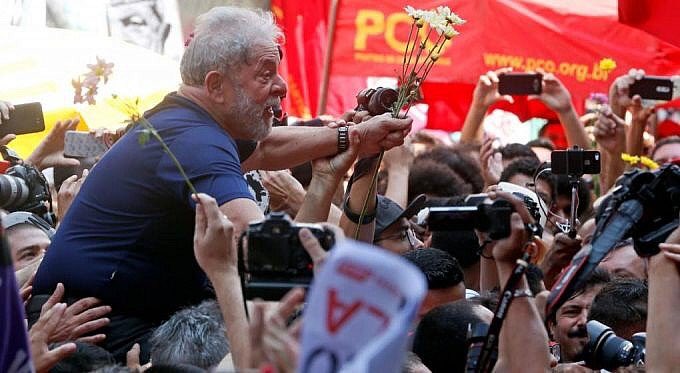 pinfantea's tweet photo. Se sienten vientos de cambios, de lucha y libertad en Latinoamérica ✊🏽 La injusticia y la impunidad no pudieron contra la dignidad del pueblo brasileño que se mantuvo firme durante 19 meses ¡Viva #LulaLibre! 🇧🇷🌎

#VenezuelaPazYVida
@NicolasMaduro https://t.co/nB50Uj80vz