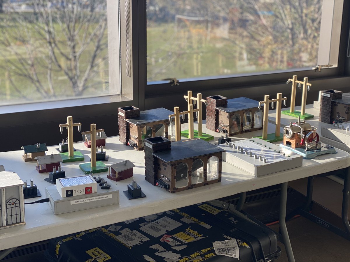 MClarkEagles's tweet image. When Mr. Lee's IT Class prepares students to tap into the SmartGrid system by ComED.  Illinois State University is a smart home community and this power grid is designed to teach students about the technology behind both IOT (Internet of things) and power grids~ #cpsstem