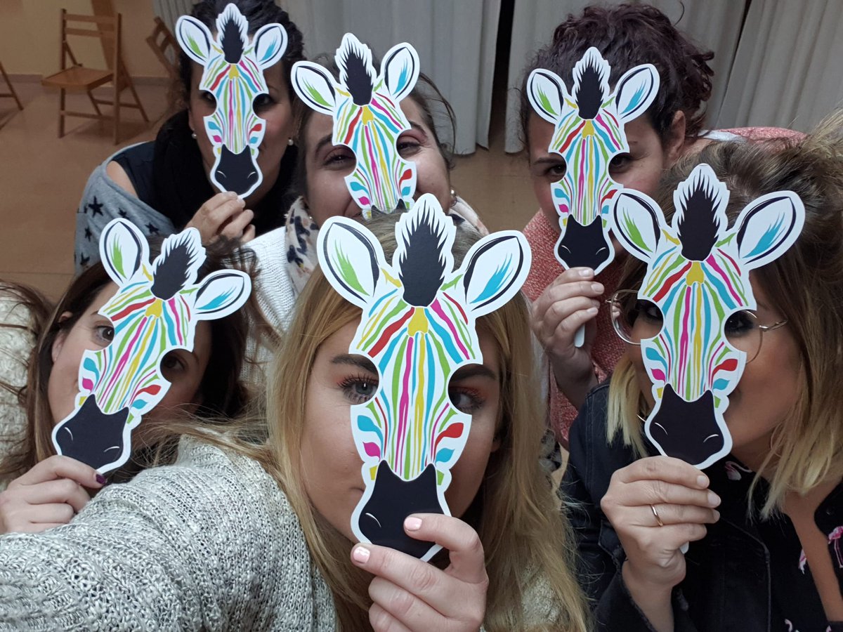 Netespana's tweet photo. La Escolanía de La Rioja también se suma al #ZebraDay para hacer visibles los Tumores Neuroendocrinos. #changethecolorofnets @IpsenGroup @GrupoGetne @laris84 https://t.co/xOeLMcet60