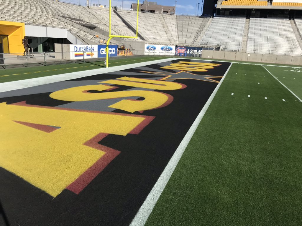 bermuda419s's tweet photo. ASU-USC. #SaluteToService #ASU #Blackout  ASU! ASU! USA! USA! https://t.co/KiUsOq5z7C