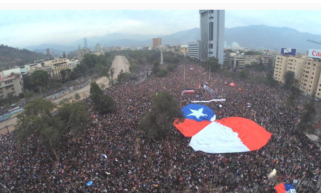 elferto's tweet image. 22 días después del estallido de las protestas en Chile, así está el centro de Santiago esta tarde #MarchaMasGrandeDeChile3