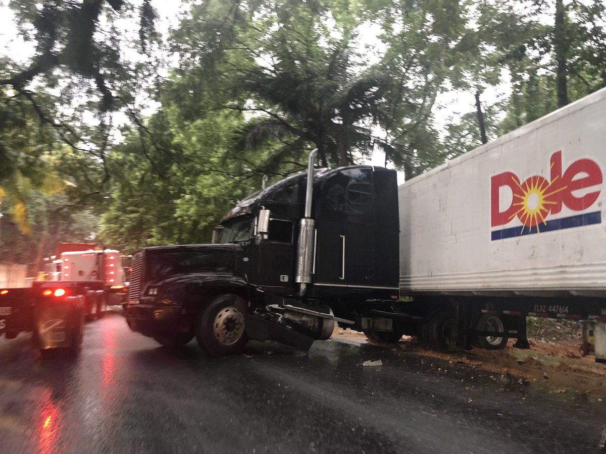 leolozza's tweet photo. Accidente Km 255 ruta al Atlántico @prensa_libre @amilcarmontejo @TelediarioGT https://t.co/iehuxdhphC