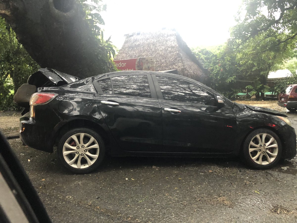 leolozza's tweet photo. Accidente Km 255 ruta al Atlántico @prensa_libre @amilcarmontejo @TelediarioGT https://t.co/iehuxdhphC