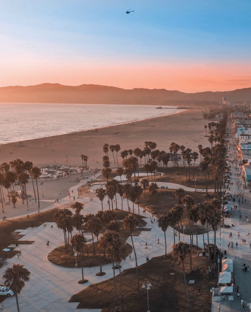 Venice_Sunsets's tweet photo. It’s Friiiiday!!! See you at the beach this weekend! #heatwave #fallinLA #venice_sunsets 🌊🔥🌴🏄🏽‍♂️

📸: @gopro_dude_80 https://t.co/Qw0dRjvWsg