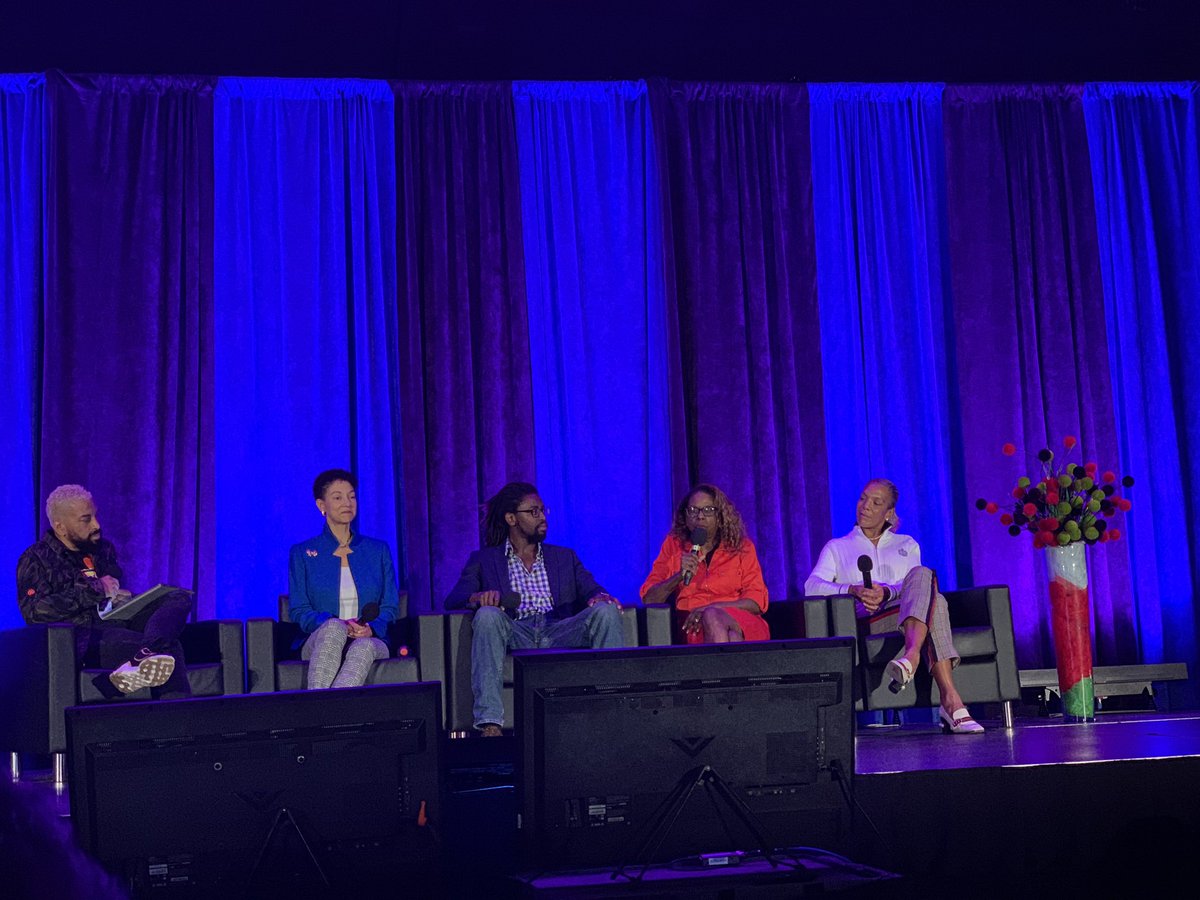 Dr Lynda Murray Thomas - Director of Digital Delivery, Universal Studios sharing her experiences as the 1st black business analysts at Disney mistaken for the admin often asked to get coffee, AND she correct them constantly ... Speak up, and own it #represented #wonderwomantech