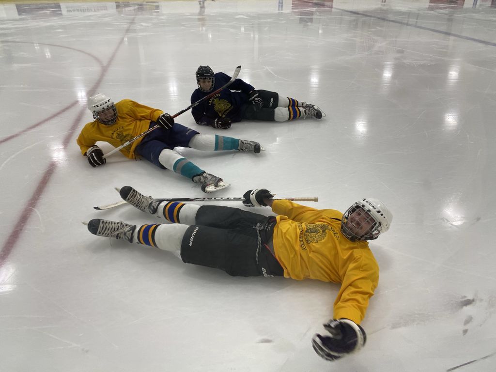 WhytecliffLearn's tweet image. At Whytecliff, youth have the opportunity to play ice hockey every week! All different skill levels and experiences are welcomed, and peers encourage one another while having a blast! This allows for team building, exercise and creates a chance for many to try something new 🏒⛸