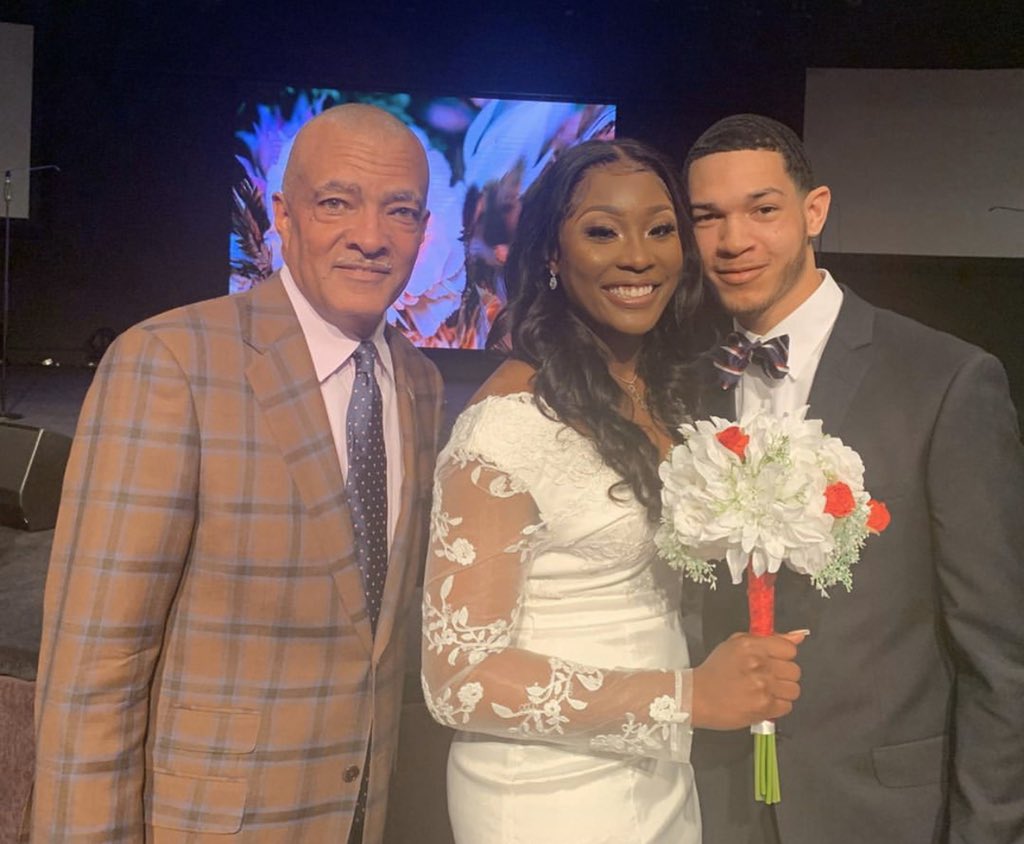 PeatyRayRed's tweet photo. This is a different kinda guy here. @TheMountBishop took time out of his day to marry this young beautiful couple. Wow... Who does that??? Only @themountleads Pastor. Gotta Love him yo. 🙌🏽👏🏽👏🏽👏🏽🙏🏽💯 https://t.co/tJ5yKK0X2L