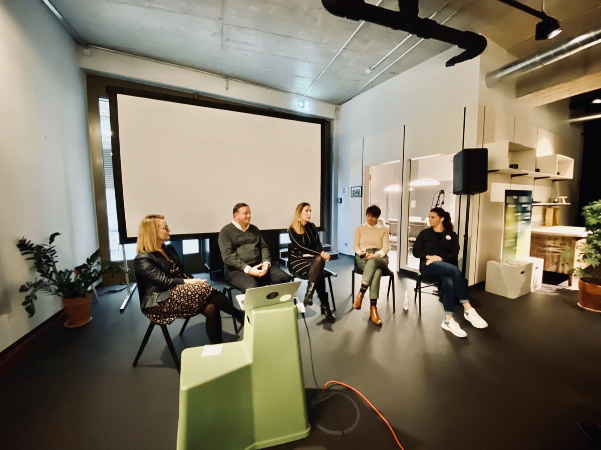 SabrinaGoerlich's tweet image. Amazing to meet so many impressing women with @coach_katja today! Interesting insights to the status of diversity- not only genderwise - and yes: we need more role models! „When you see it you can be it!“ very tangible discussion! #GDWinSTR #GDWxDesignOffices @gd_women