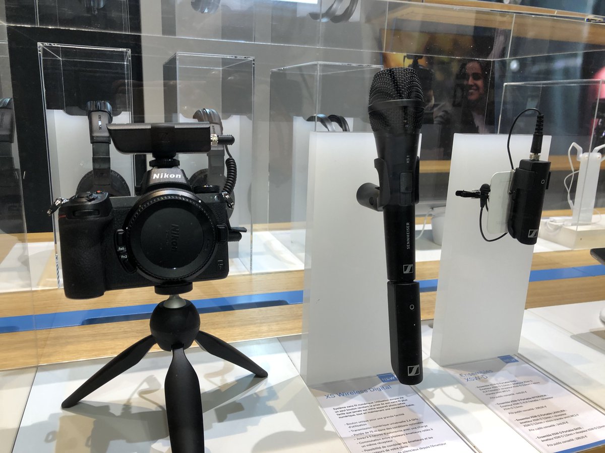 pascalparole's tweet photo. Quoi de plus judicieux que d’être le seul fabricant audio dans un salon photo📷.
Au #SalonPhotoParis @SennheiserFR présente quelques unes de ses solutions d’acquisition
#XSWirelessDigital 📡
#AVX🎤
#MemoryMic pour📱
et #AMBEO #SmartHeadset écouteurs enregistreurs binauraux 3D 🎧 https://t.co/Va85O7CDi9