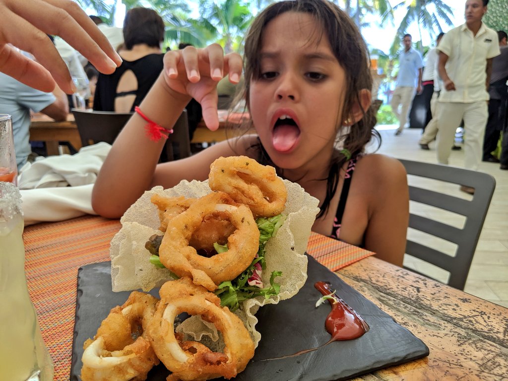 YashYanthi's tweet photo. Lunch by the beach and then dropped the kids off at the kids club so Chris &amp; I could enjoy a craft cocktail &amp; a nap 👌🏽 @airtransat 
#AirTransat_Partner #ExperienceTransat  #feelthefives #MurphysDoFives https://t.co/UZqDmnwljS
