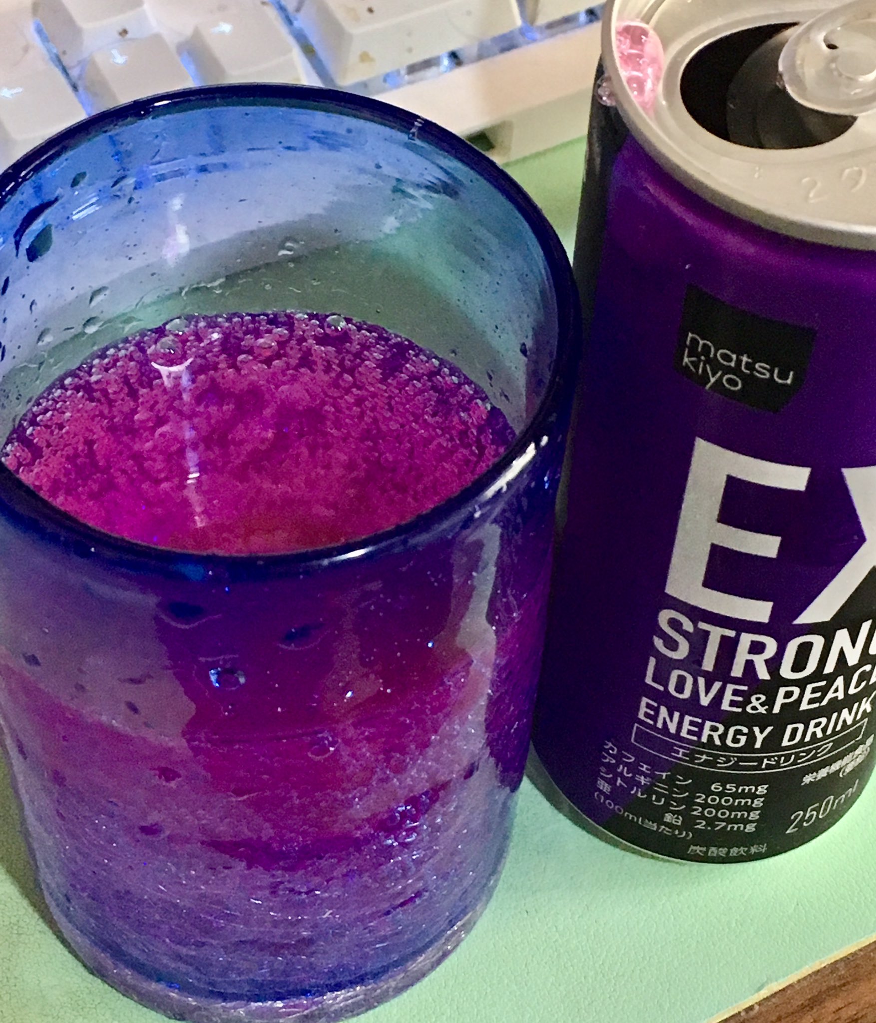 まくるめ マツキヨのエナジードリンクに ラブアンドピース があったので飲んだ 小学生のなわとびみたいな蛍光ピンク ブラックライトを当ててみたら ひ 光った これ怪しく光りますわよ奥さん まるで秘部 ブラックライトのある