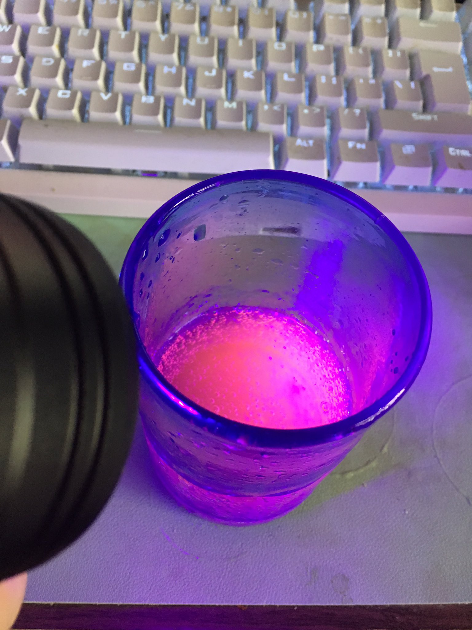 まくるめ マツキヨのエナジードリンクに ラブアンドピース があったので飲んだ 小学生のなわとびみたいな蛍光ピンク ブラックライトを当ててみたら ひ 光った これ怪しく光りますわよ奥さん まるで秘部 ブラックライトのあるお店とかで飲んで