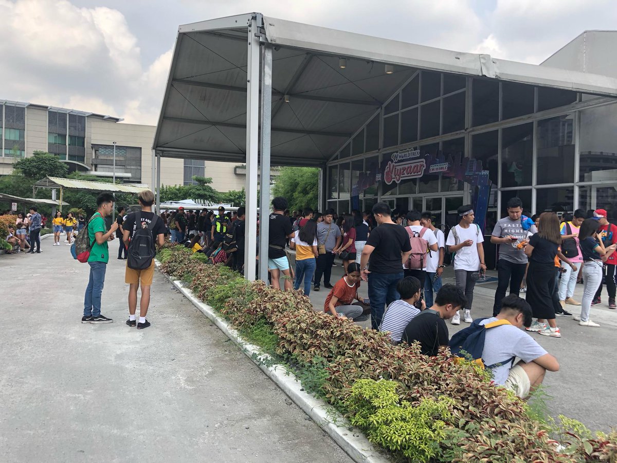 viyzaar's tweet photo. Our day is starting, Viyzaaristas! Everyvody's lining up this early! Doors open at 11am. See you!!

#Viyzaar
#ViyzaarxWorldtrex https://t.co/dGUwPwFz1b