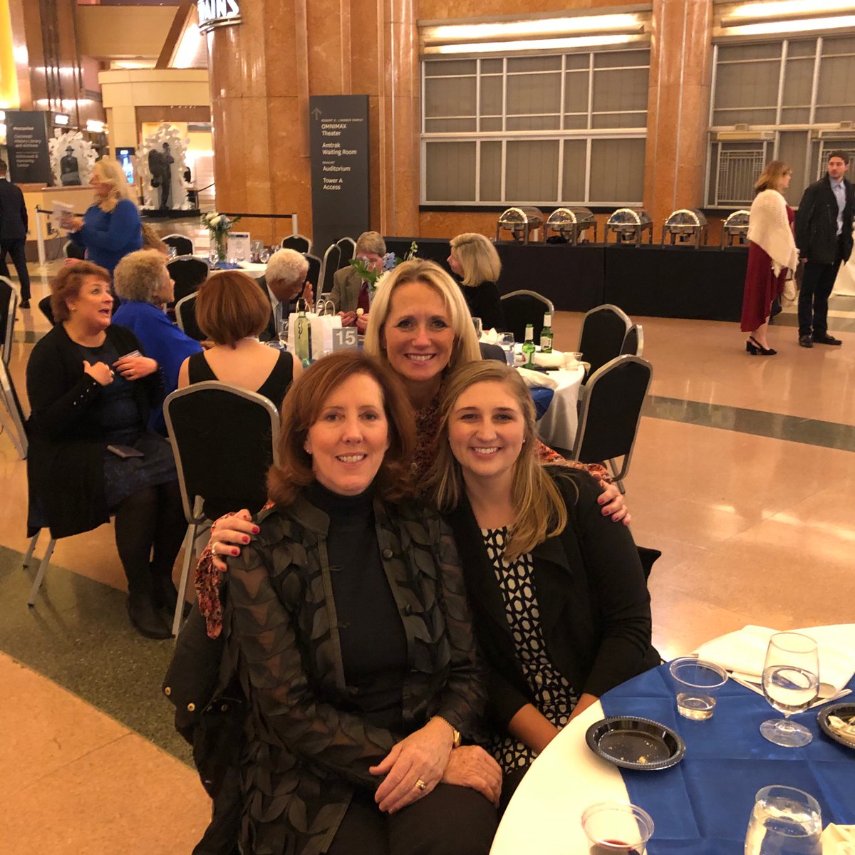 MagnifiedGiving's tweet image. So proud to be chosen by #coldwellbankerwestshell @coldwellbanker @coldwellbanker  to benefit from their Blue Gives Back event tonight! Thank you!! 🔍❤️ #givingisgood