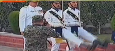 Waqtnewstv's tweet photo. #BreakingNews
لاہور: مزار اقبال پر گارڈز کی تبدیلی کی تقریب
#IqbalDay #AllamaIqbal #guardceremony #NationalPoet @pid_gov @GOPunjabPK #Lahore https://t.co/v1ZwkaReGP