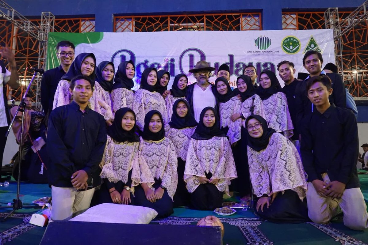 sudjiwotedjo's tweet photo. Semalam pada #HariSantriNasional PC. IPNU - IPPNU Kab Lamongan dan Maulid Nabi..
Slide 1: Posisi miring
Slide2: Posisi gak miring
Slide 3: The Power of The Gun
Slide 4: Paduan Suara Gita Maha Santri UNISDA yg nyanyi bareng aku “Ingsun, Titi Kolo Mongso, Sugih Tanpo Bondo dll” https://t.co/3wkdQh8xeT