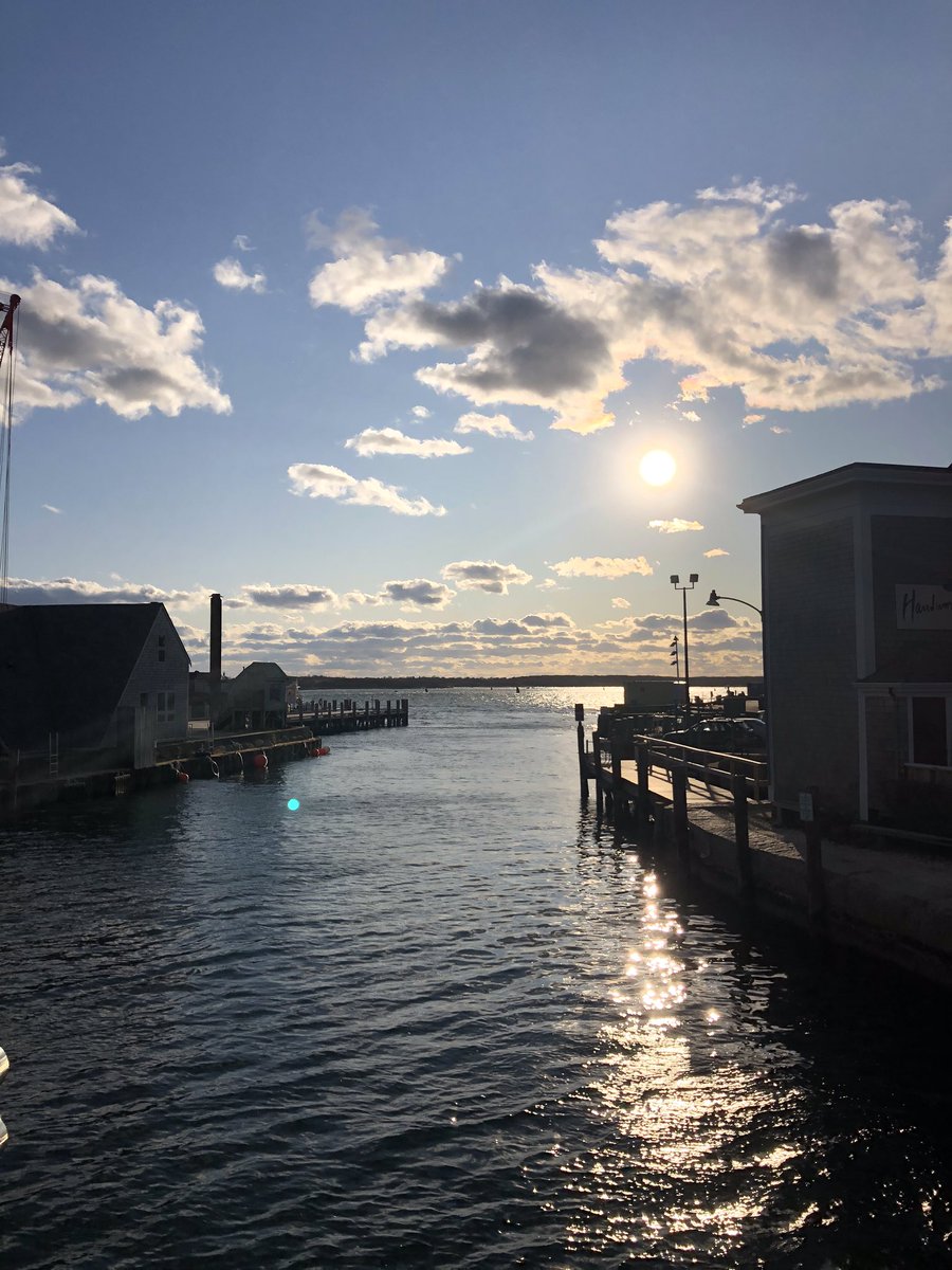 CabaticRichelle's tweet image. Woodshole is STUNNING. And even though the wind chill cuts right through my jacket, I still want to be outside. So happy #GCC2019 can be in such a unique and beautiful place.