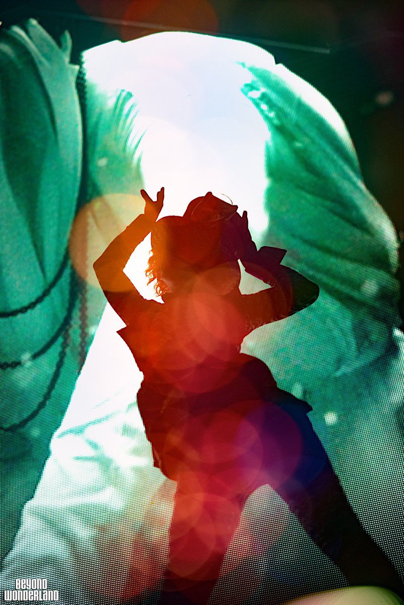 Mañana...
La realidad se dobla y la música y los lasers se tomarán tus sentidos.
#BeyondWlandBOG