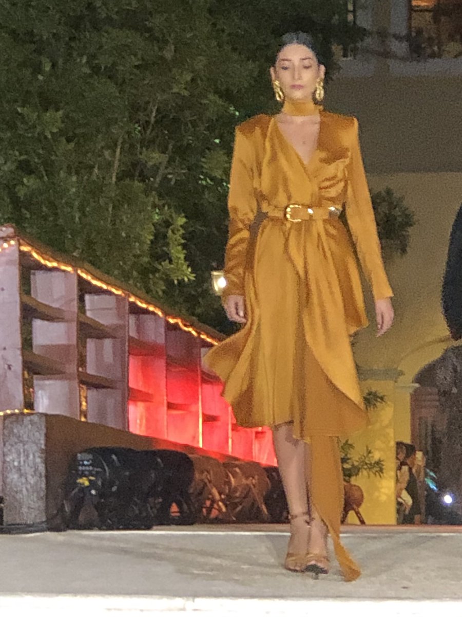 playaenmano's tweet photo. gran diseñador Alfredo Mtz de #mexico #MéxicofashionSHOW #MFS2019 @tresriosresort https://t.co/3driyxAHd9
