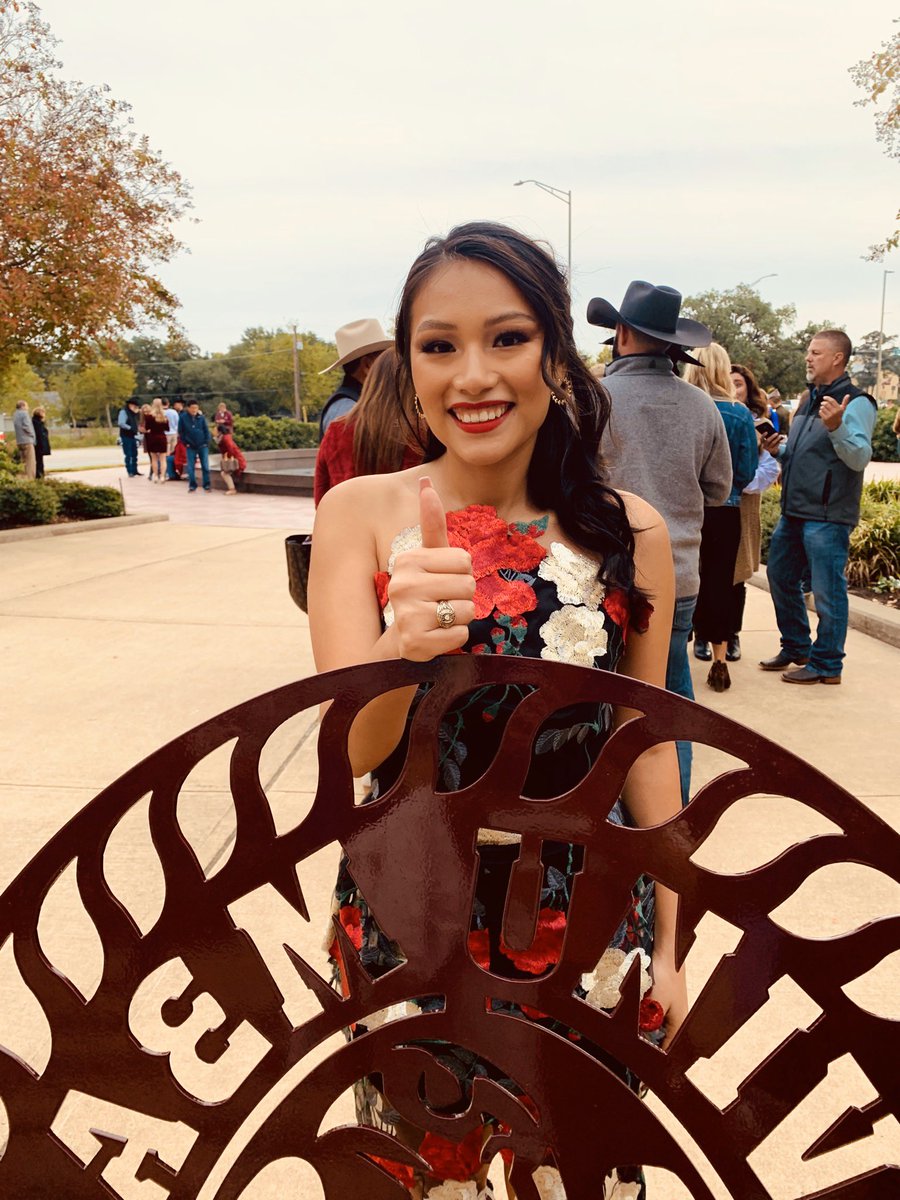 motoanna_sup's tweet image. First Gen means standing out when you’re not meant to fit in. My mom couldn’t be here but, she made my dress &amp;amp; this ring is a reminder that it takes a village to succeed. Congrats to all other first gen bbs out there striving for your goals! #RingDay #NationalFirstGenStudentDay